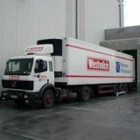 automatische LKW Entladung mit Anbindung an Tiefkühlhaus