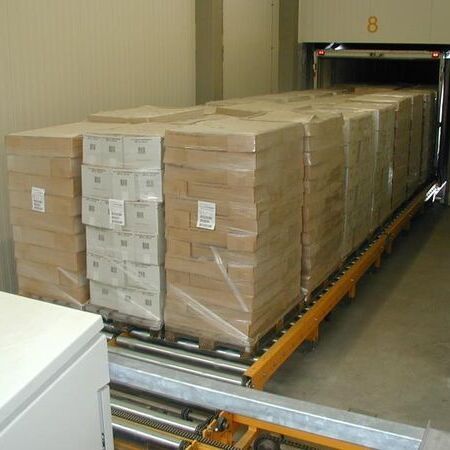 LKW Entladung ( 33 Europaletten ) mit Fördertechnik auf LKW