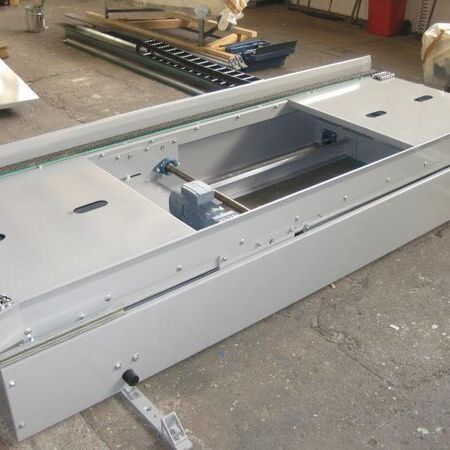 Chain belt conveyor for refuse sorting