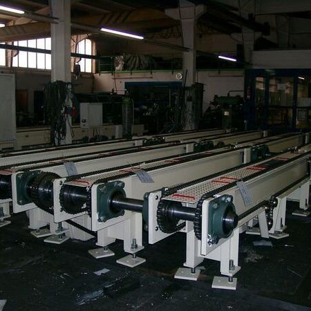 Chain track for heavy products with driven transitions