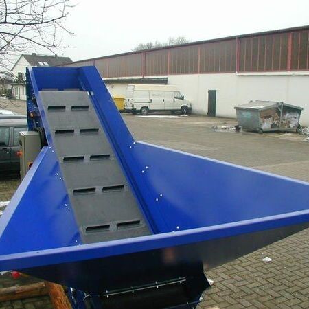 Conveyor belt with tight roll division for continuous feeding