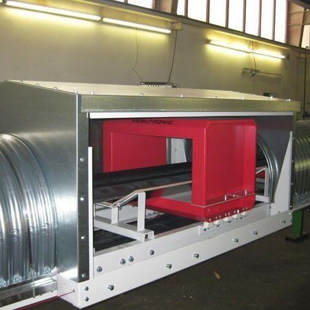 Special belt conveyor 3-fold foldable for attachment to construction machine