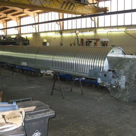 Sliding belt conveyor with internal toothing for exact distance measurement during bats transport