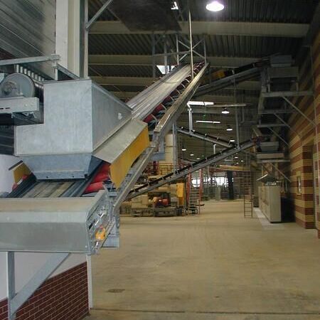 Belt conveyor with feeding hopper for wheel loader operation