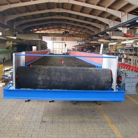 Galvanized belt conveyor with covering for outdoor use