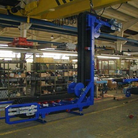 Cleated belt conveyor with feeding hopper