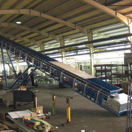 Belt conveyors lines with double-sided catwalk