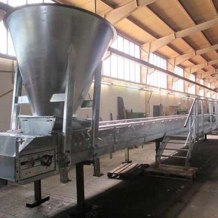 Belt conveyor with integration of a metal detector