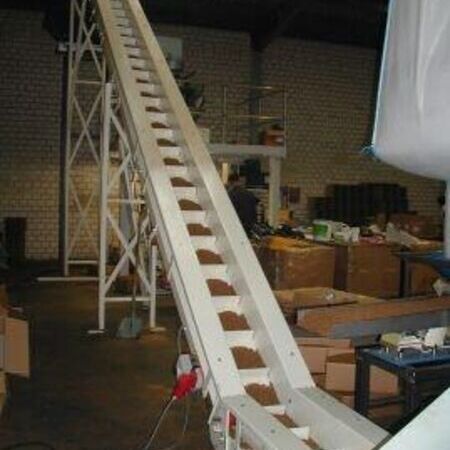 Heavy-duty belt conveyor for construction rubble processing