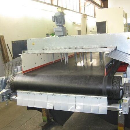 Front head segment wiper with carbide blades