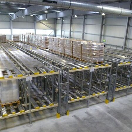 Conveyor system for robot palletizing