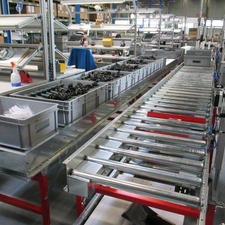 Assembly and packaging line for extractor hoods